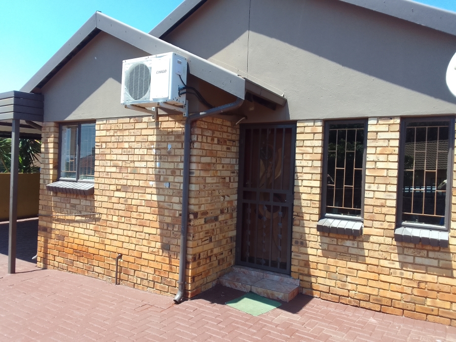 To Let 3 Bedroom Property for Rent in Geelhoutpark North West